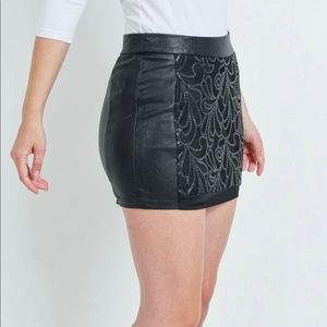 RIAH BLACK SKIRT SIZE S to L NWOT